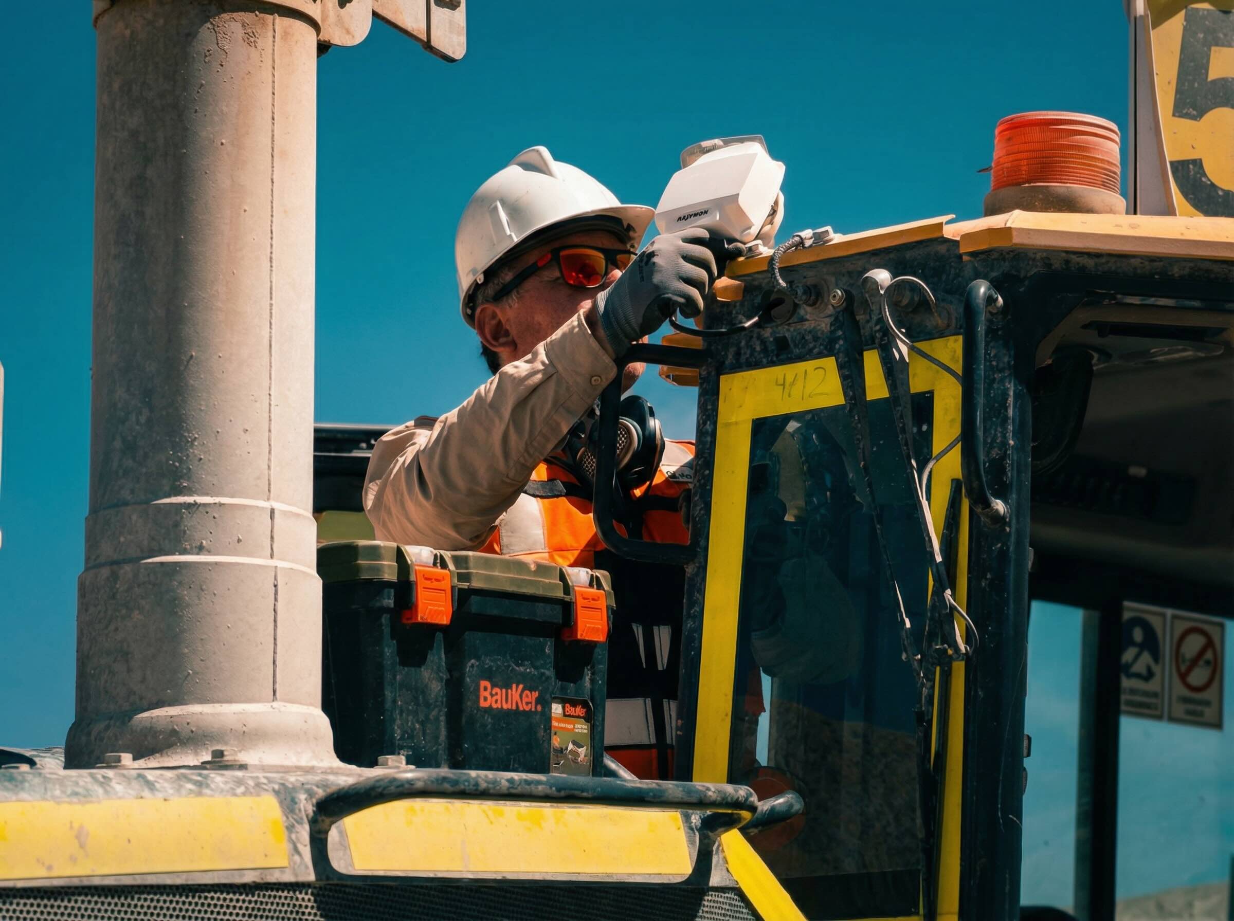 Técnico instalando dispositivo Trakion en maquinaria pesada